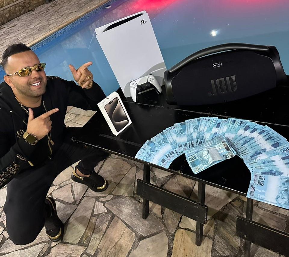 iPhone 15 promax 256gb ✅ Ps5 mídia física ✅ Bombox 3 aprova d’água ✅ (Se não quiser os produtos mando 15 mil no PATACO)